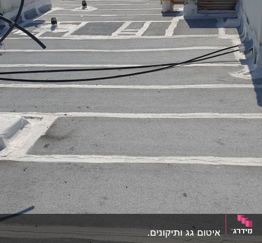 גג עם קווים לבנים לאיטום, דלי צבע